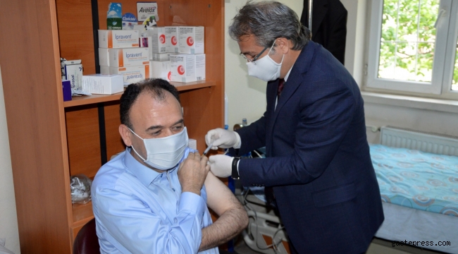 Kayseri İl Milli Eğitim Müdürü Çandıroğlu’na Aşı İl Sağlık Müdürü Benli’den