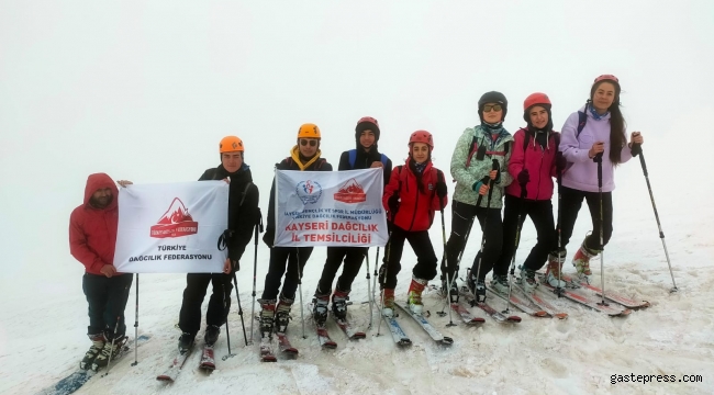 Mayıs ayında Erciyes’in 3400 rakımında kayak yaptılar!