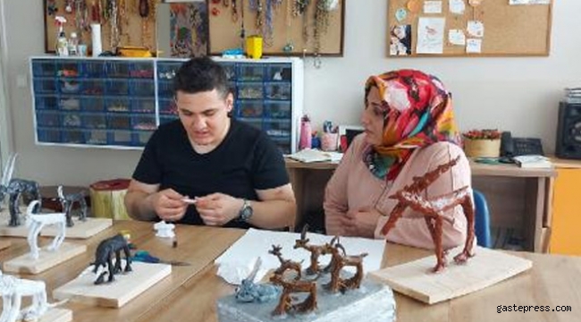 Otizmli Fatih hayal gücüyle sanata dokundu; engeli yüzde 70'e geriledi!