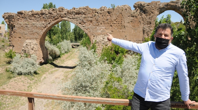 Roma köprüsü yok olma tehlikesi yaşıyor!