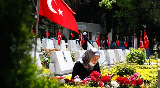 Şehitlikte hüzünlü ziyaret!
