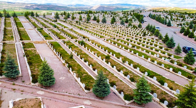 Başkan Bilgin Sivas'ta Mezarlıklardaki Çalışmaları İnceledi!