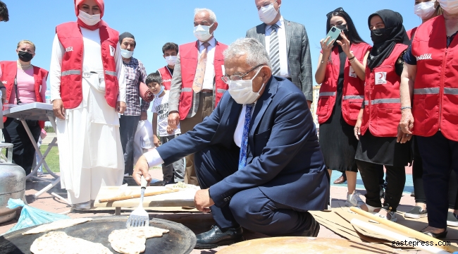 Büyükkılıç, Türk Kızılayı kermesini gezdi!
