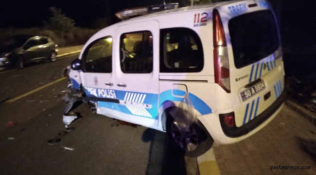 'Dur' ihtarına uymayan alkollü sürücü, polis aracına çarptı: 2'si polis 3 yaralı