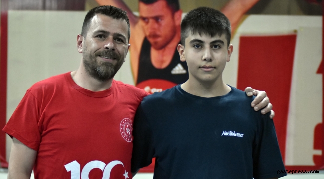 Eski milli halterci babasının izinden gidiyor!