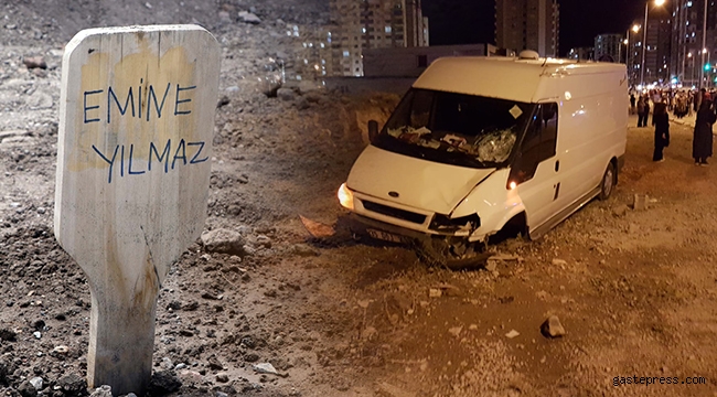 Kaldırımda kızıyla yürürken kamyonetin çarptığı anne öldü!