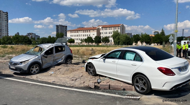 Kayseri'de iki otomobil çarpıştı: 8 yaralı!