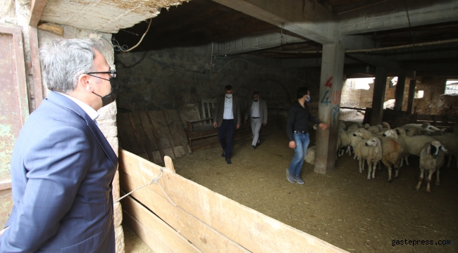 Kayseri Hacılar Belediye Başkanı Özdoğan Ahırına 8 ton kaya düşen aileyi yanlız bırakmadı!