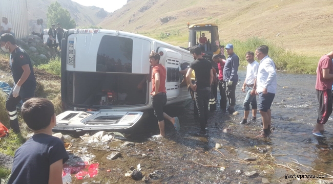 Ağrı'da düğüne gidenlerin minibüsü dereye devrildi!