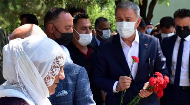 Bakan Akar'dan şehitlik ziyareti!