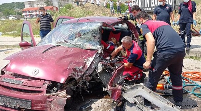 Bartın'daki feci kazada araç karşı şeride geçti!