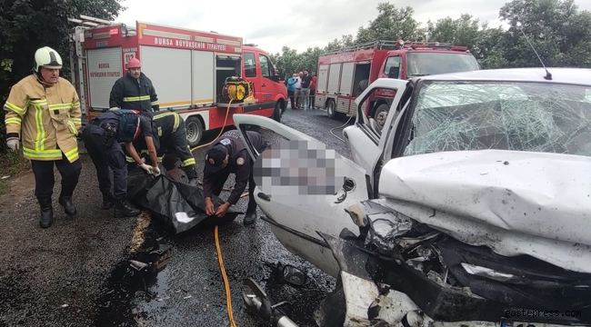 Bursa'da otomobil ile hafif ticari araç çarpıştı!