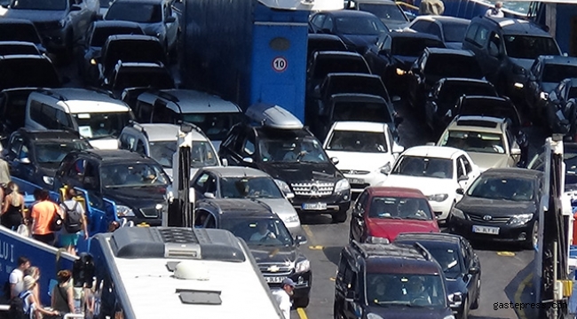 Çanakkale feribot iskelesinde tatilcilerin dönüş yoğunluğu!