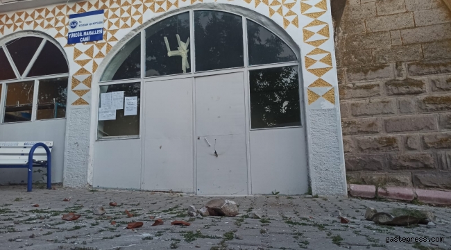 Depremde hasar gören cami ibadete kapatıldı!