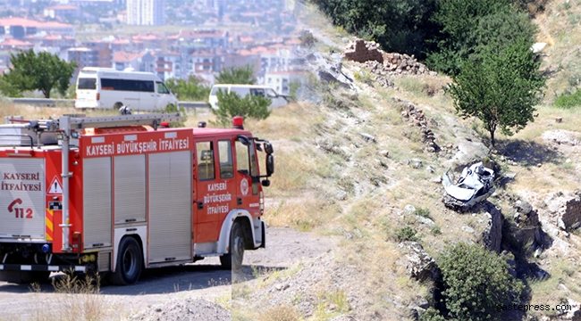 El frenini çekmeyi unuttu, otomobil 330 metrelik vadiye düştü
