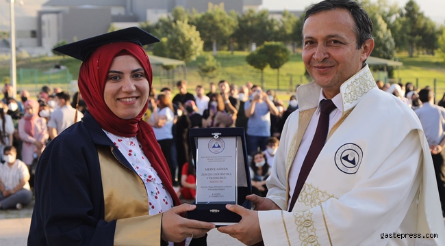 ERÜ Halil Bayraktar Sağlık Hizmetleri Meslek Yüksekokulu, Yeni Mezunlarını Verdi!