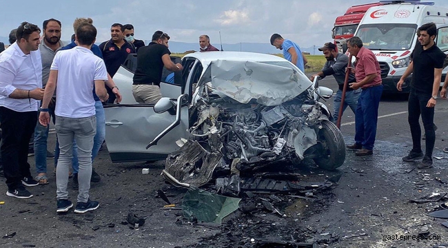 Kars'ta iki araç kafa kafaya çarpıştı hurdaya döndü!
