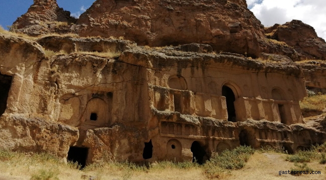 Kayseri'de Bizans dönemine ait manastır sprey boya ile tahrip edildi!