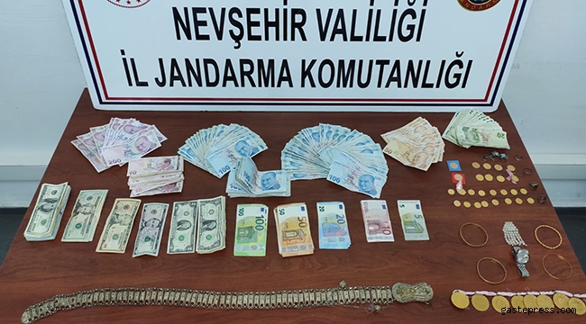 Kendilerini kamu görevlisi olarak tanıtıp dolandırdılar!
