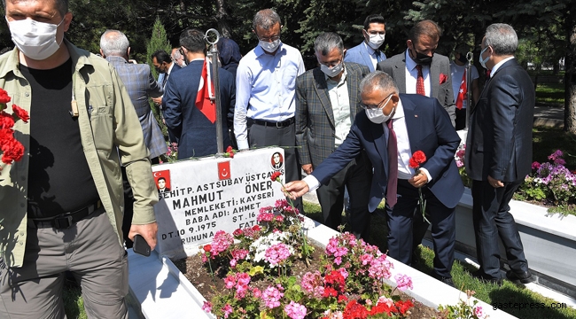 Memduh Büyükkılıç'tan 15 Temmuz'da Şehitlere Dua ve Karanfil!