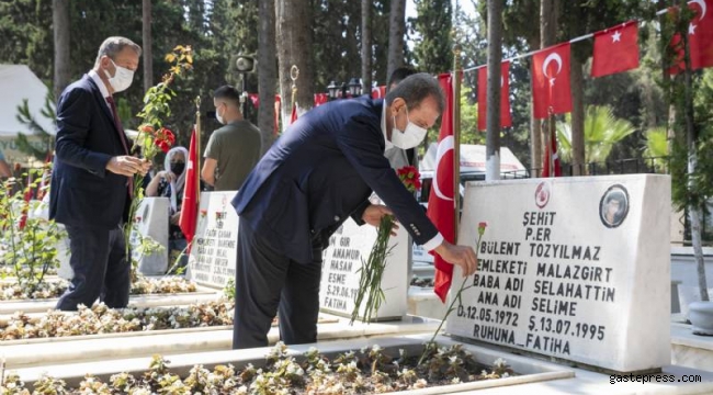 Mersin Büyükşehir Belediye Başkanı Vahap Seçer, Bayram Arifesinde Şehitliği Ziyaret Etti