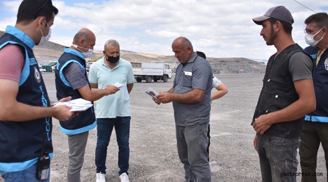 Polis çadırları gezip, kurban satıcılarına sahte para uyarısı yaptı!