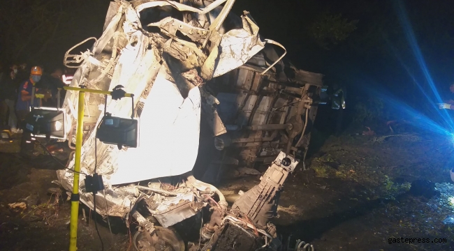 Van'da kaçak göçmenlerin taşındığı minibüs takla atıp, alev aldı: 11 ölü, 21 yaralı!