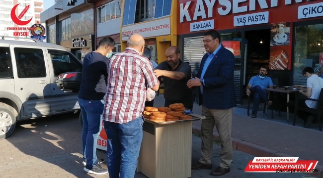 YRP'li Önder Narin Simit tezgahının başına geçti, sabah işe giden vatandaşa çay ve simit dağıttı!