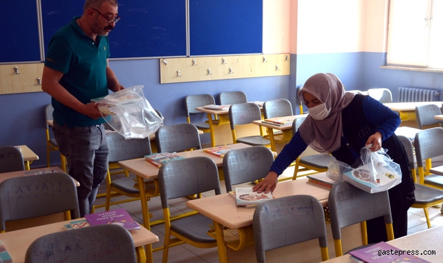 6 Eylül'e geri sayım! Ders kitapları masalara konulmaya başlandı!