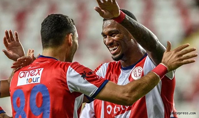 Antalyaspor ve Çaykur Rizespor arasında oynanan maçın son dakikaları nefes kesti!