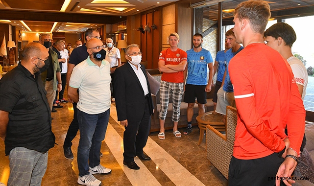 Başkan Büyükkılıç, Erciyes’i tercih eden sporcularla buluştu!