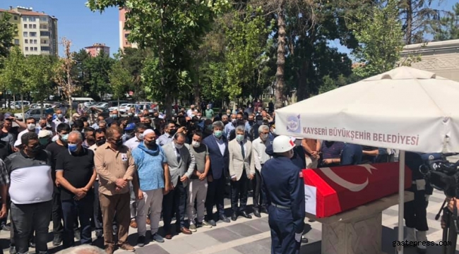 Evinde ölü bulunan Kıbrıs gazisi, son yolculuğuna uğurlandı!