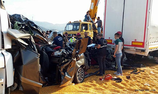 Kahreden kaza Manisa'da TIR, 4 araca çarptı!