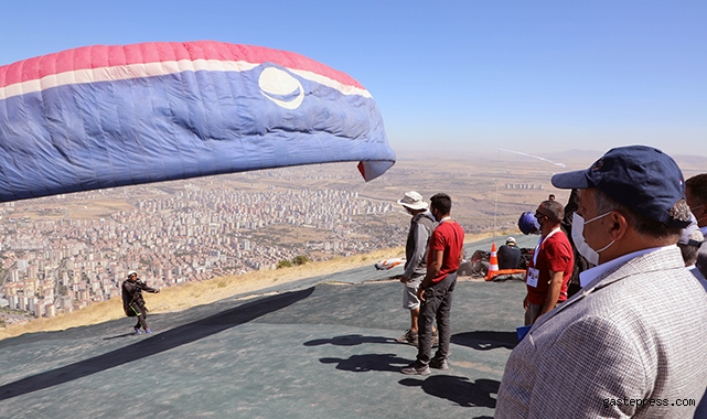 Kayseri Ali Dağı'nda 12. Yamaç paraşütü heyecanı!