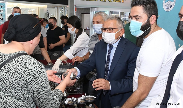 Kayseri Büyükşehir Belediyesi, esnaf ve vatandaşlara aşure dağıttı!