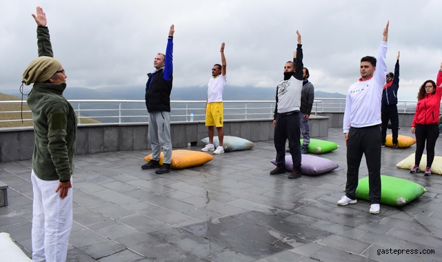 Kayseri'de Erciyes’in 2 bin 650 rakımında yoga!