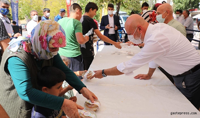 Kayseri Kocasinan Belediyesi'nden vatandaşa aşure ikramı!