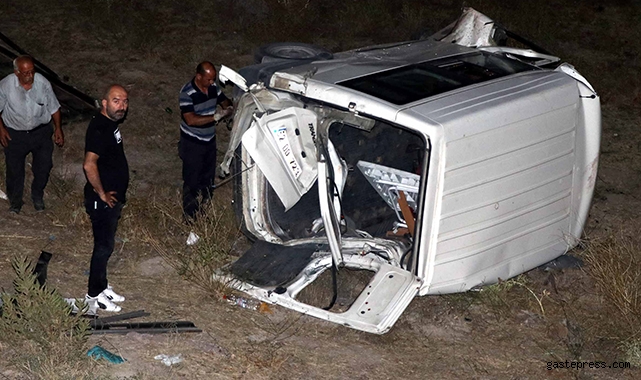 Otomobil ile çarpışan minibüs şarampole devrildi: 4 yaralı!