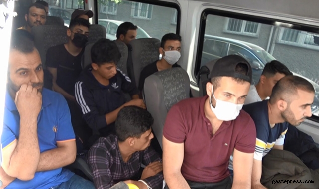 Sultangazi'de bir minibüs dolusu kaçak göçmen yakalandı!