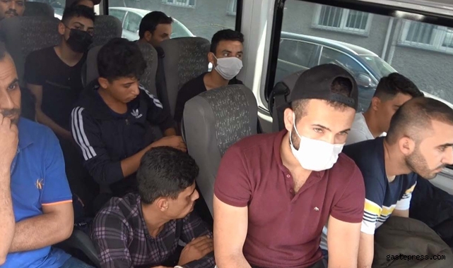 Sultangazi'de minibüs dolusu kaçak göçmen yakalandı! 