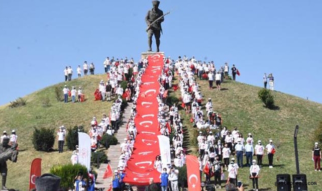 Zaferin yıl dönümünde Dumlupınar Şehitliği'ne ziyaretçi akını!