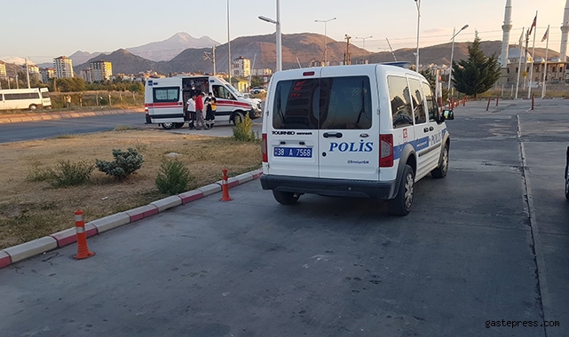 Akaryakıt istasyonunda bıçaklı &#039;yan bakma&#039; kavgası: 2 yaralı!