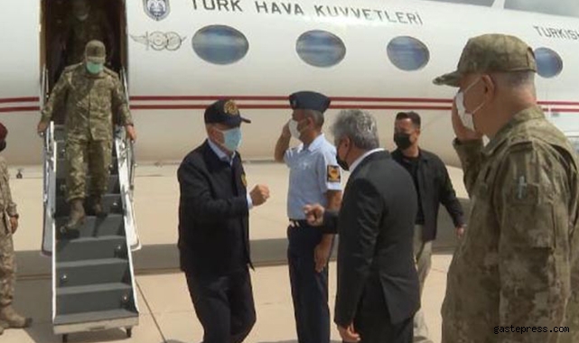 Bakan Akar, sınır hattında komutanlarla bir araya geldi!