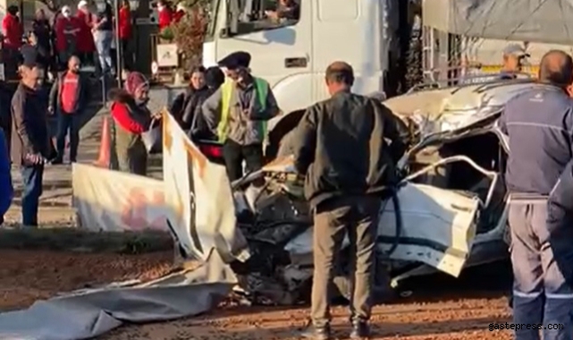 Balıkesir'de TIR, otomobile ve refüje çarptı: 2 yaralı!