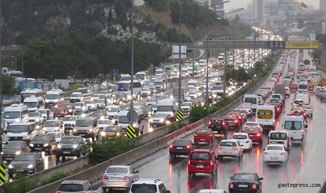 İstanbul'da bu sabah yağmur yağdı; trafik yüzde 69'a ulaştı!