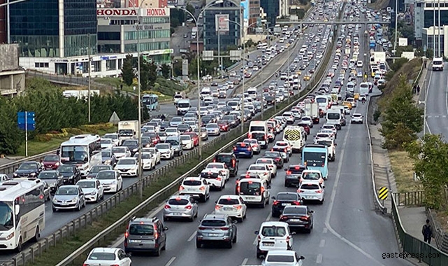 İstanbul'da haftanın ilk gününde trafik yoğunluğu oluştu!
