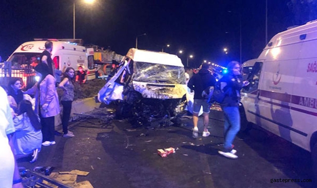 İzmir’de 6 aracın karıştığı zincirleme kaza: 1’i ağır, 11 yaralı!