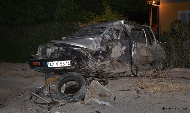 Kamyonet ile hafif ticari araç çarpıştı: 1 ölü, 2 yaralı!