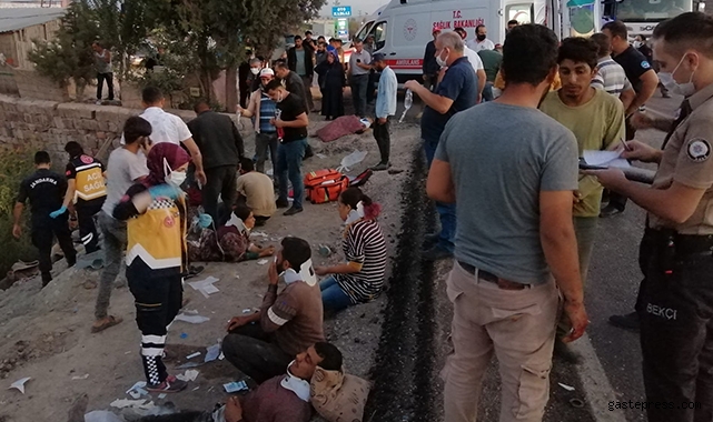 Tarım işçilerini taşıyan minibüs ile TIR çarpıştı: 5'i ağır 18 yaralı!