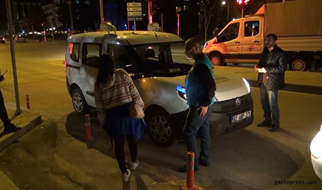 Temaslı olmasına rağmen parkta oturan 17 yaşındaki Nida, ailesine teslim edildi!